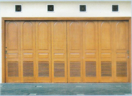 pintu garasi kayu
